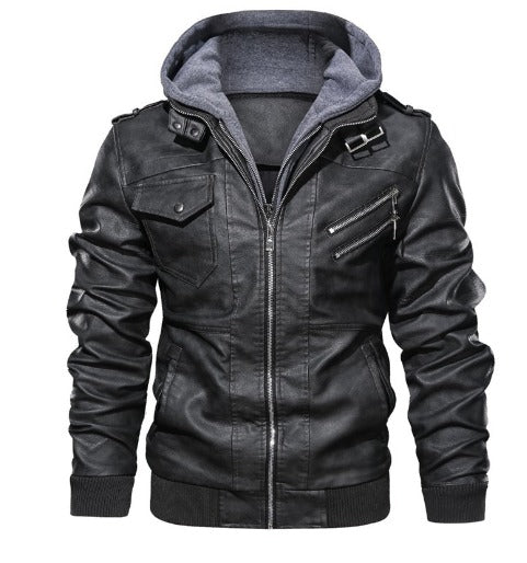 Veste en simili cuir noire avec capuche grise intégrée, fermeture éclair centrale et plusieurs poches zippées sur le devant. Un style moderne et fonctionnel, parfait pour l'hiver.