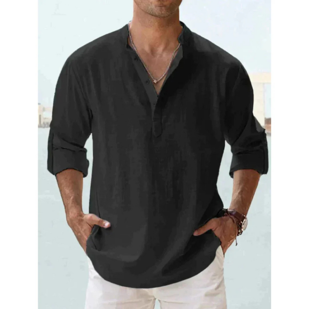 La chemise légère Ludovic pour homme, dans une teinte noire élégante, avec un col Henley et des manches longues retroussables. Ce modèle au look décontracté et moderne est parfait pour une tenue estivale et chic.