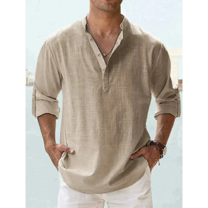 La chemise légère Ludovic pour homme, dans une teinte beige intemporelle, avec un col Henley et des manches longues retroussables. Ce modèle au look décontracté et moderne est idéal pour une tenue estivale élégante et confortable.