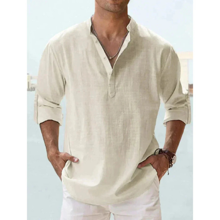 La chemise légère Ludovic pour homme, dans une teinte crème élégante, avec un col Henley et des manches longues retroussables. Ce modèle au style décontracté et moderne est parfait pour une tenue estivale à la fois élégante et confortable.