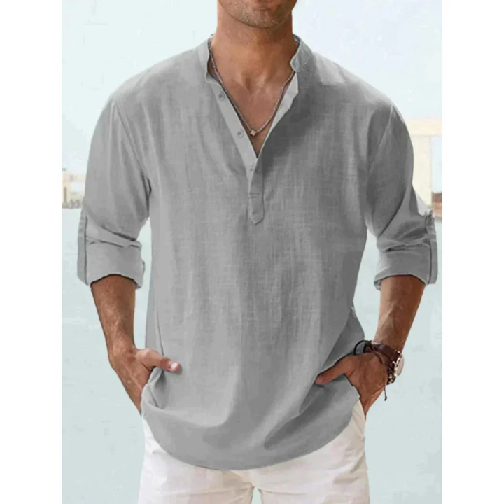 Chemise légère pour homme Ludovic, de couleur grise, avec un col Henley élégant et des manches longues retroussables. Idéale pour un look décontracté et moderne, cette chemise est parfaite pour les journées estivales et les occasions informelles.