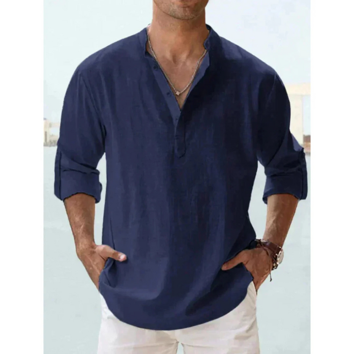 Chemise légère pour homme Ludovic en bleu marine, avec col Henley et manches longues retroussables, parfaite pour un look décontracté et élégant.