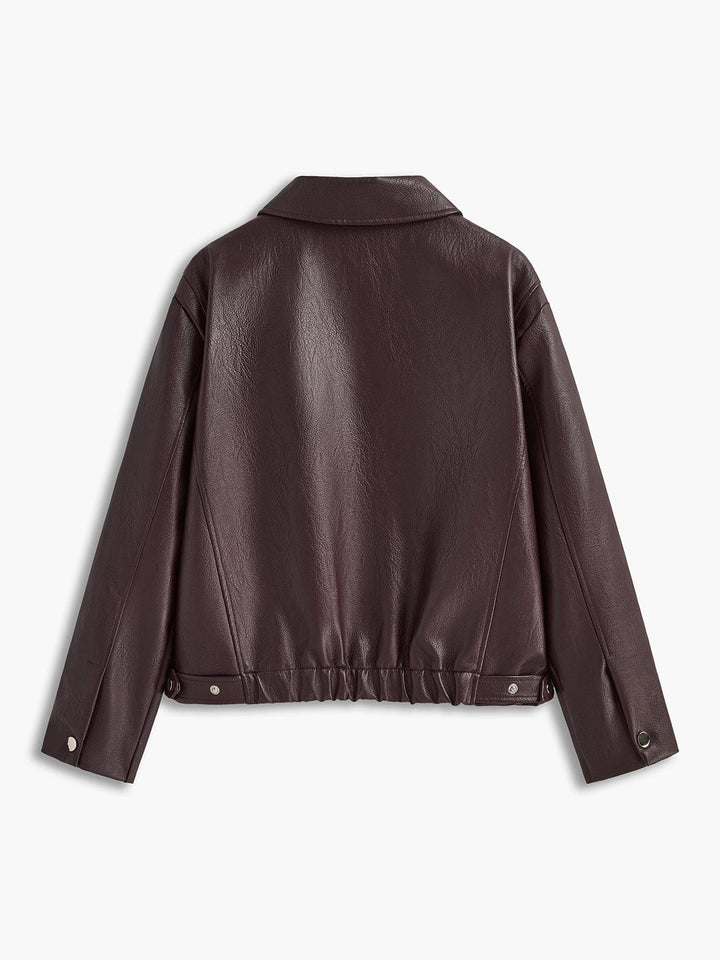 Vue arrière d'une veste en simili cuir bordeaux, avec un bas élastiqué et des boutons pression, offrant une coupe moderne et féminine, idéale pour un style élégant et décontracté.