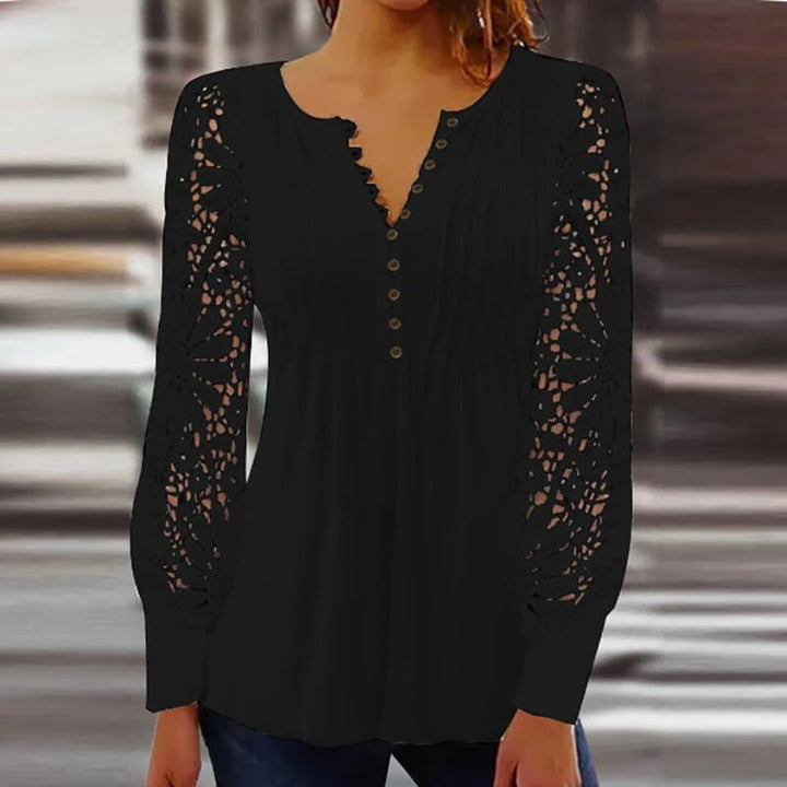Une blouse élégante en noir, parfaite pour un look chic et décontracté. Les manches longues en dentelle et le décolleté en V avec des boutons ajoutent une touche féminine et moderne, idéale pour toutes les occasions.