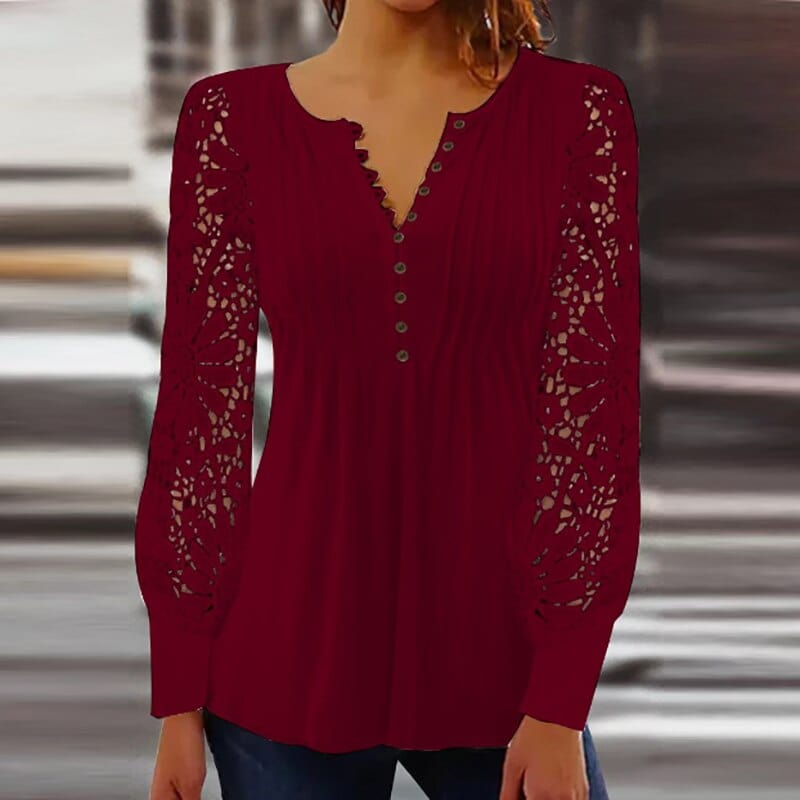 Une blouse tendance et élégante, en bordeaux, avec des manches longues en dentelle délicate. Le décolleté en V avec des boutons ajoute une touche féminine et moderne, idéale pour un look chic et décontracté.