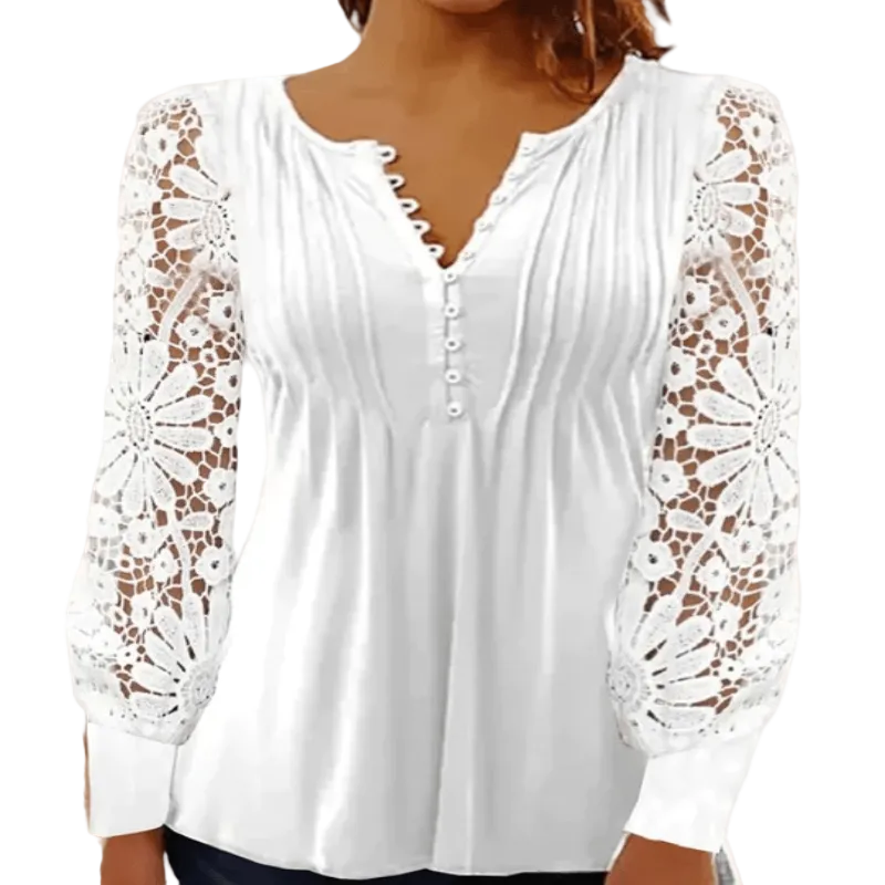 Une blouse élégante et féminine, parfaite pour un look frais et chic. Cette pièce blanche se distingue par ses manches longues en dentelle délicate et son décolleté en V avec des boutons, alliant confort et style tendance.