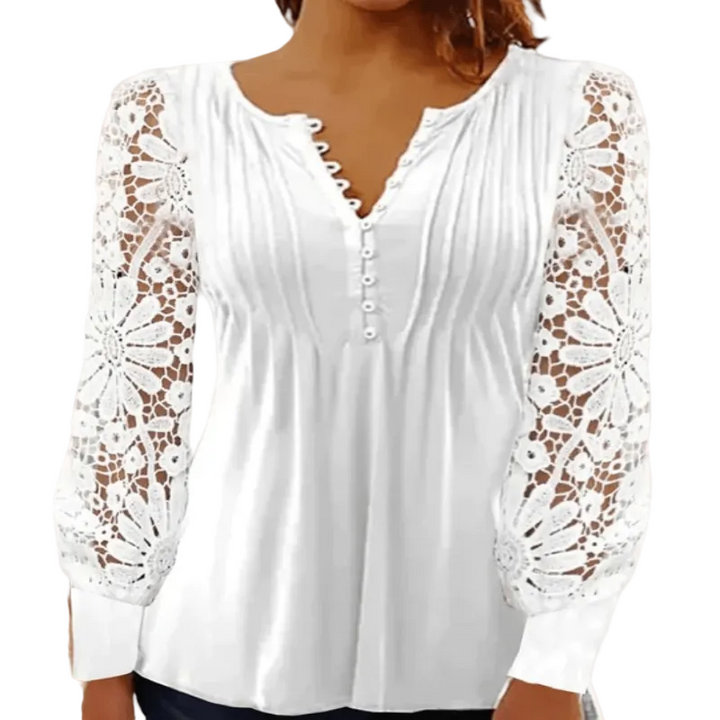 Une blouse élégante et féminine, parfaite pour un look frais et chic. Cette pièce blanche se distingue par ses manches longues en dentelle délicate et son décolleté en V avec des boutons, alliant confort et style tendance.