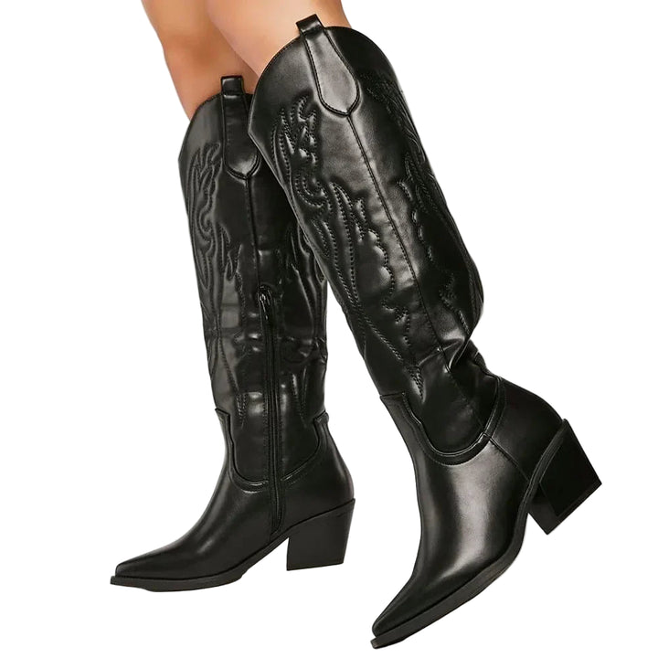 Bottes western noires pour femme à talons carrés, avec des coutures décoratives sur le côté, fermées par une fermeture éclair sur l'arrière. Elles présentent une forme pointue à l'avant, offrant un style audacieux et élégant.