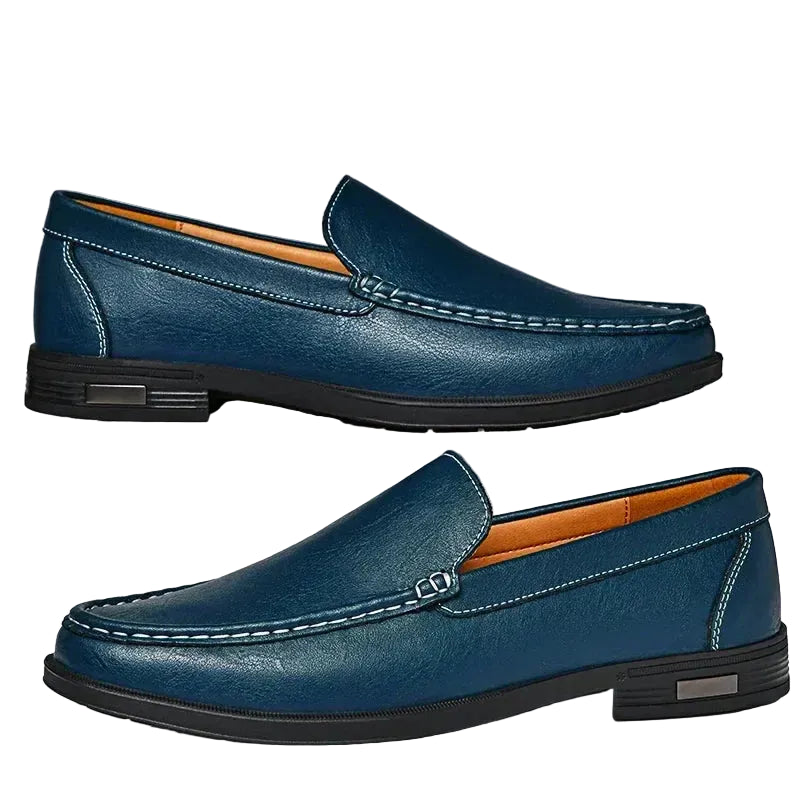 Mocassins classiques homme bleu marine en similicuir, coutures apparentes et semelle noire, présentés de profil style moderne et élégant pour le quotidien.