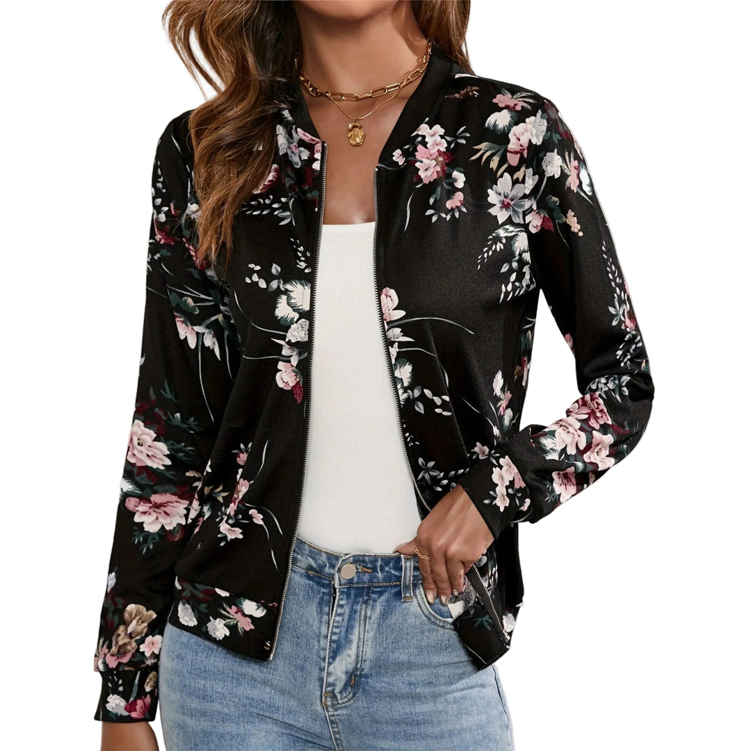 Veste élégante et moderne à motif floral sur fond noir, parfaite pour l'hiver. Avec son style court et sa fermeture zippée, elle combine confort, chaleur et une touche de féminité.