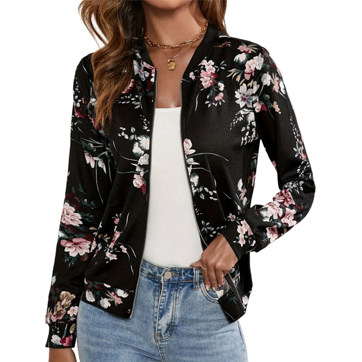 Veste élégante et moderne à motif floral sur fond noir, parfaite pour l'hiver. Avec son style court et sa fermeture zippée, elle combine confort, chaleur et une touche de féminité.