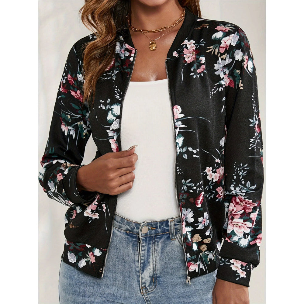 Veste chic et moderne à imprimé floral sur fond noir, idéale pour les journées fraîches. Avec sa coupe courte et sa fermeture zippée, elle allie confort, chaleur et style tendance.