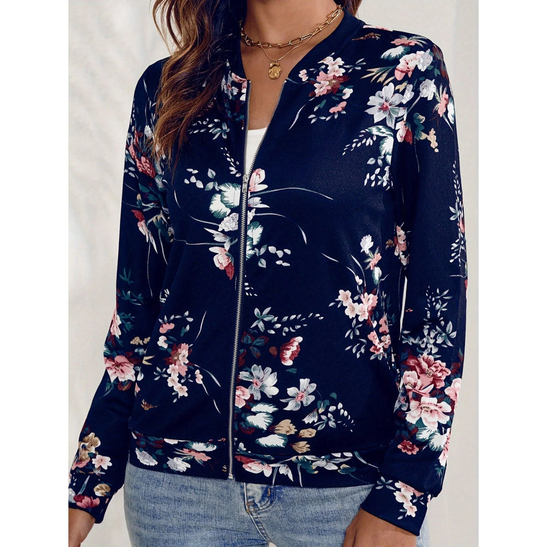 Veste élégante à imprimé floral sur fond bleu, parfaite pour l'hiver. Avec sa coupe courte et sa fermeture zippée, elle combine confort, chaleur et style moderne.