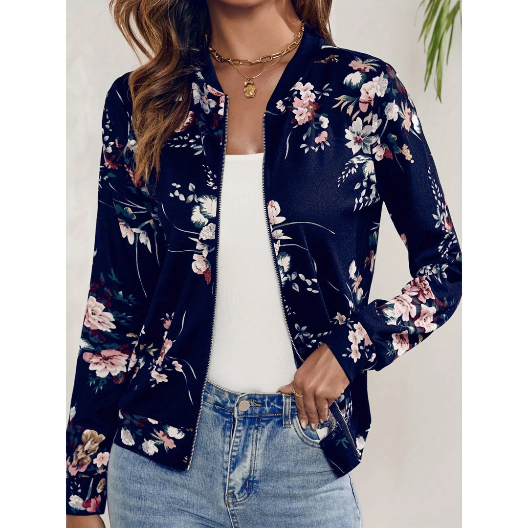 Veste à imprimé floral délicat sur fond bleu, idéale pour l'hiver. Sa coupe courte et son zip avant en font une pièce tendance et confortable, parfaite pour un look moderne et féminin.
