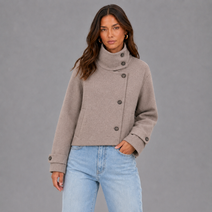 Manteau Court en Mélange de Laine – Col Montant et Boutonnage Asymétrique