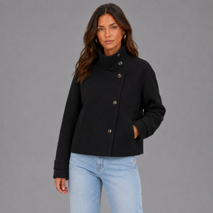 Manteau Court en Mélange de Laine – Col Montant et Boutonnage Asymétrique