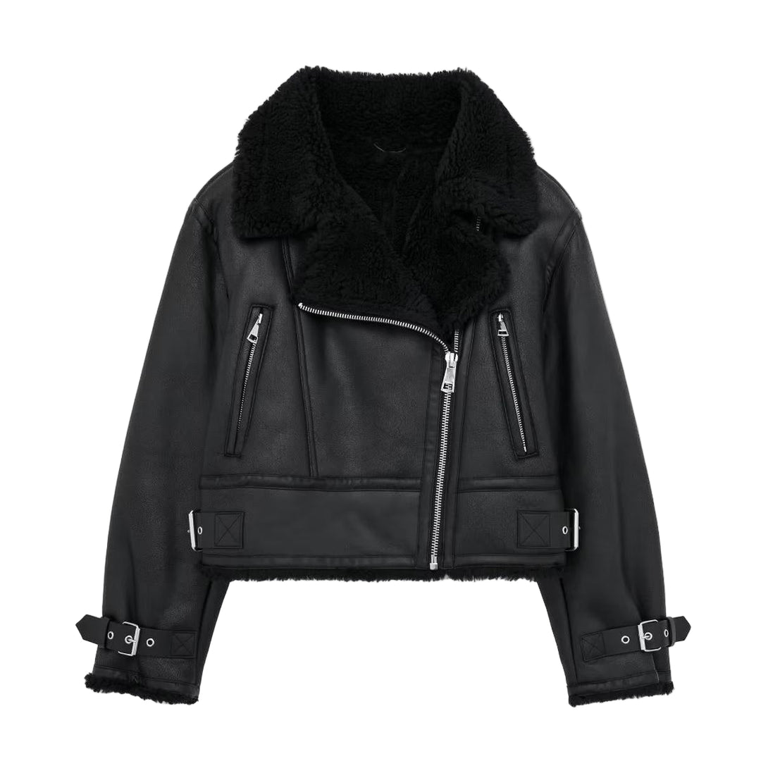 Veste courte noire pour femme en simili cuir avec col en fausse fourrure, fermeture éclair asymétrique, poches zippées verticales et sangles réglables aux manches et à la taille.