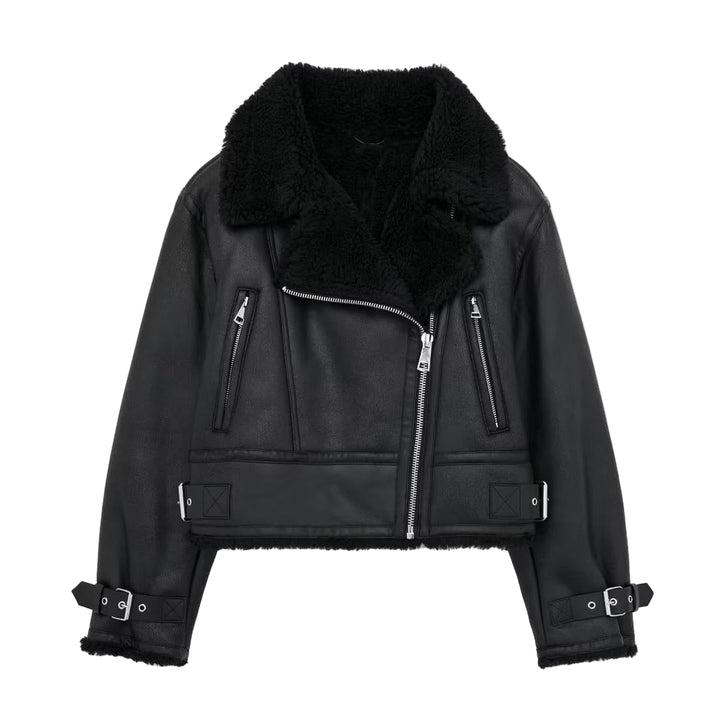Veste courte noire pour femme en simili cuir avec col en fausse fourrure, fermeture éclair asymétrique, poches zippées verticales et sangles réglables aux manches et à la taille.