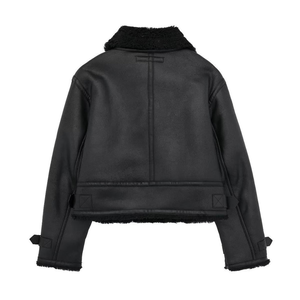 Vue arrière d’une veste courte noire pour femme en simili cuir, dotée d’un col en fausse fourrure et de sangles réglables au bas et aux manches.