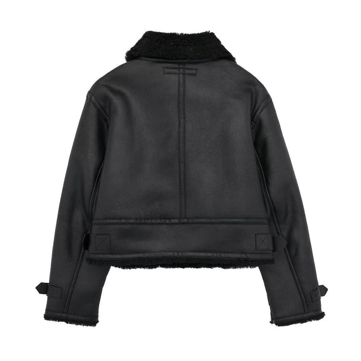Vue arrière d’une veste courte noire pour femme en simili cuir, dotée d’un col en fausse fourrure et de sangles réglables au bas et aux manches.