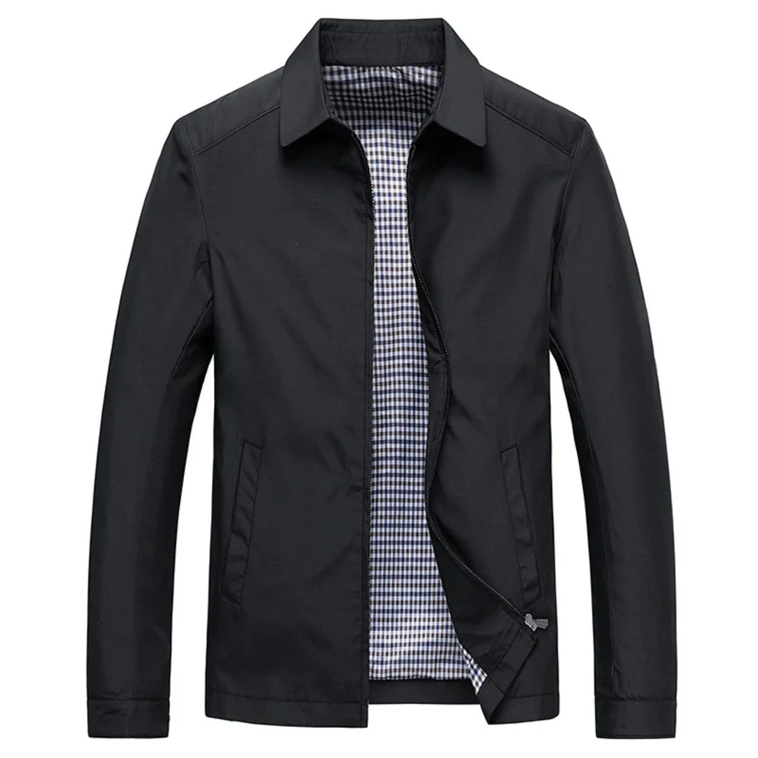 Ce manteau noir léger à fermeture éclair présente un design élégant avec un col classique et une doublure à carreaux. Idéal pour se protéger de la pluie tout en restant chic, il combine praticité et style moderne.