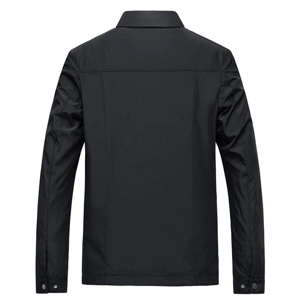 Vue arrière du manteau noir imperméable, avec un design simple et épuré. Ce manteau présente un col classique et des coutures soignées, offrant à la fois confort et protection contre la pluie avec un style moderne.