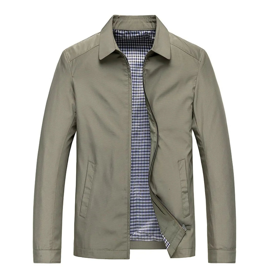Ce manteau beige à la coupe moderne est doté d'une doublure à carreaux bleus et blancs, offrant un contraste élégant. Avec un col classique et des poches latérales, il combine praticité et style, idéal pour affronter les intempéries avec confort.