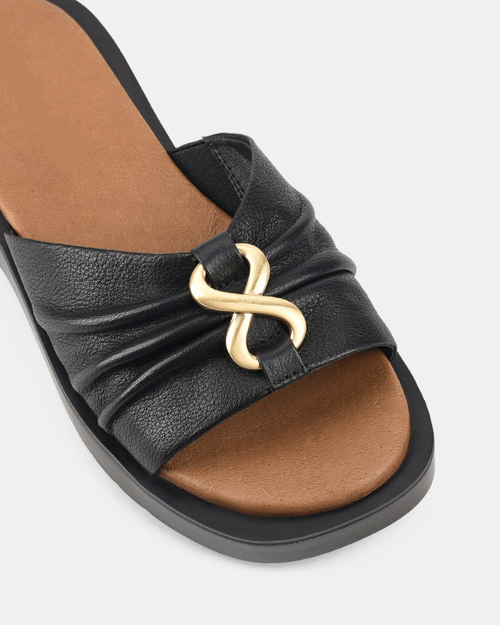 Détail de la lanière noire avec un motif plissé et une boucle dorée élégante, ajoutant une touche de sophistication au design.