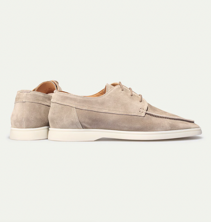 Mocassins derbies en suédine beige avec lacets, vue de profil sur fond clair, semelle épaisse claire, style élégant et moderne.