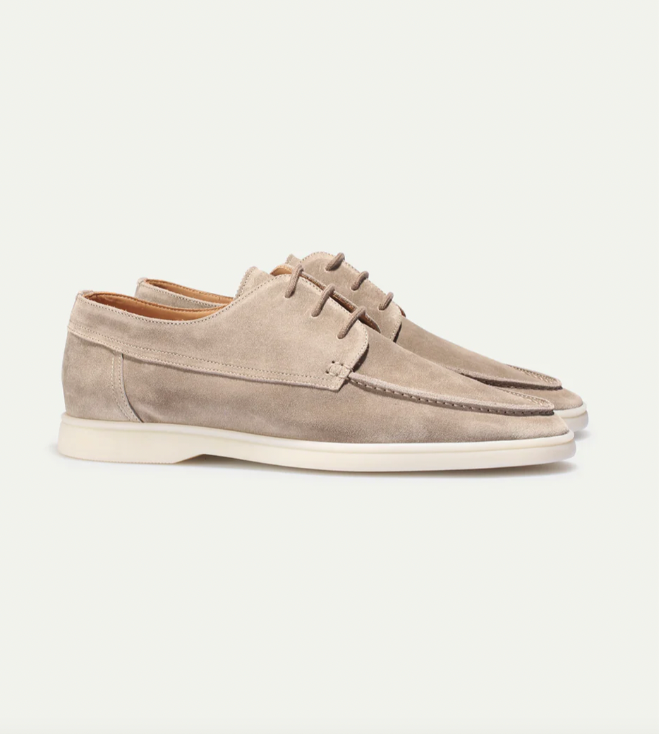 Paire de mocassins/derbies en suédine beige avec lacets et couture mocassin, semelle claire épaisse, vue produit sur fond clair, style chic décontracté.