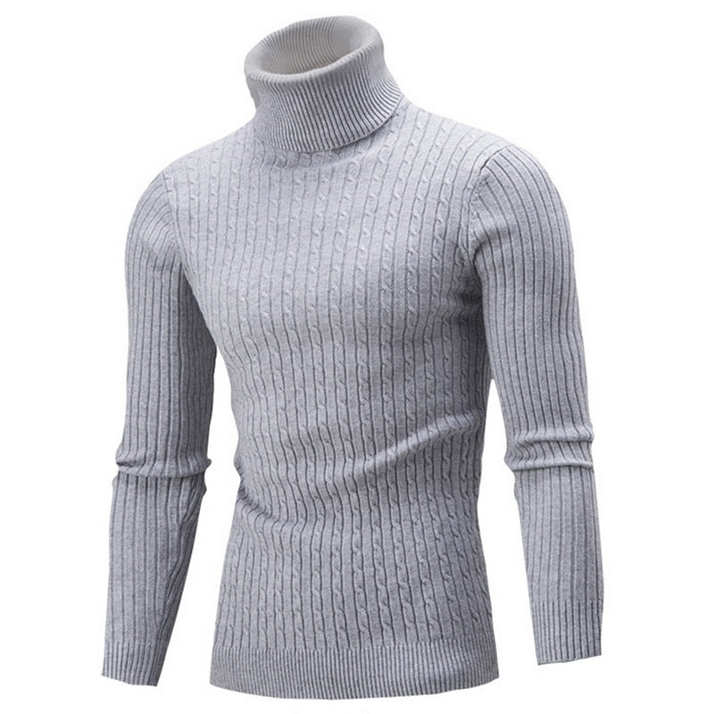 Pull côtelé à col roulé de couleur gris clair, offrant un style élégant et confortable, parfait pour les journées fraîches avec une coupe moderne.