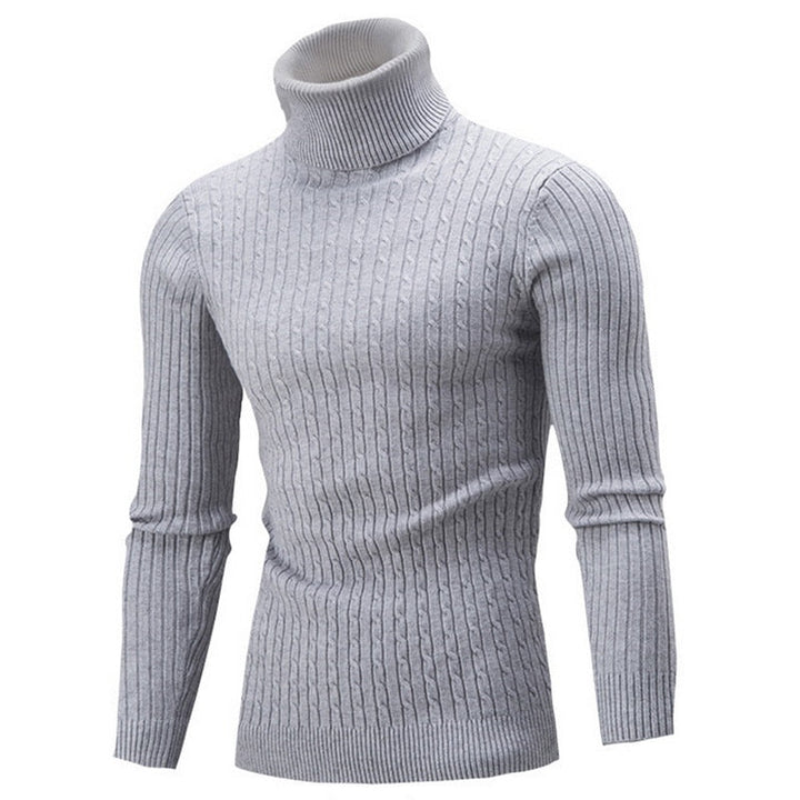 Pull côtelé à col roulé de couleur gris clair, offrant un style élégant et confortable, parfait pour les journées fraîches avec une coupe moderne.