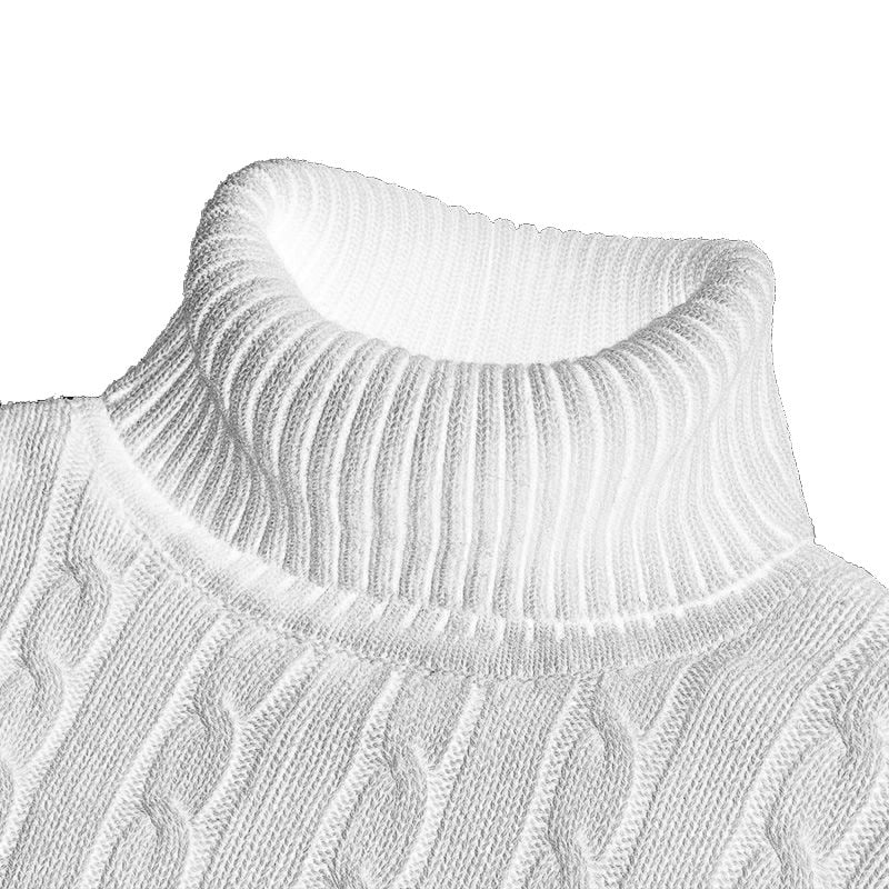 Zoom sur le col roulé d'un pull blanc en tricot côtelé avec un motif en torsades.