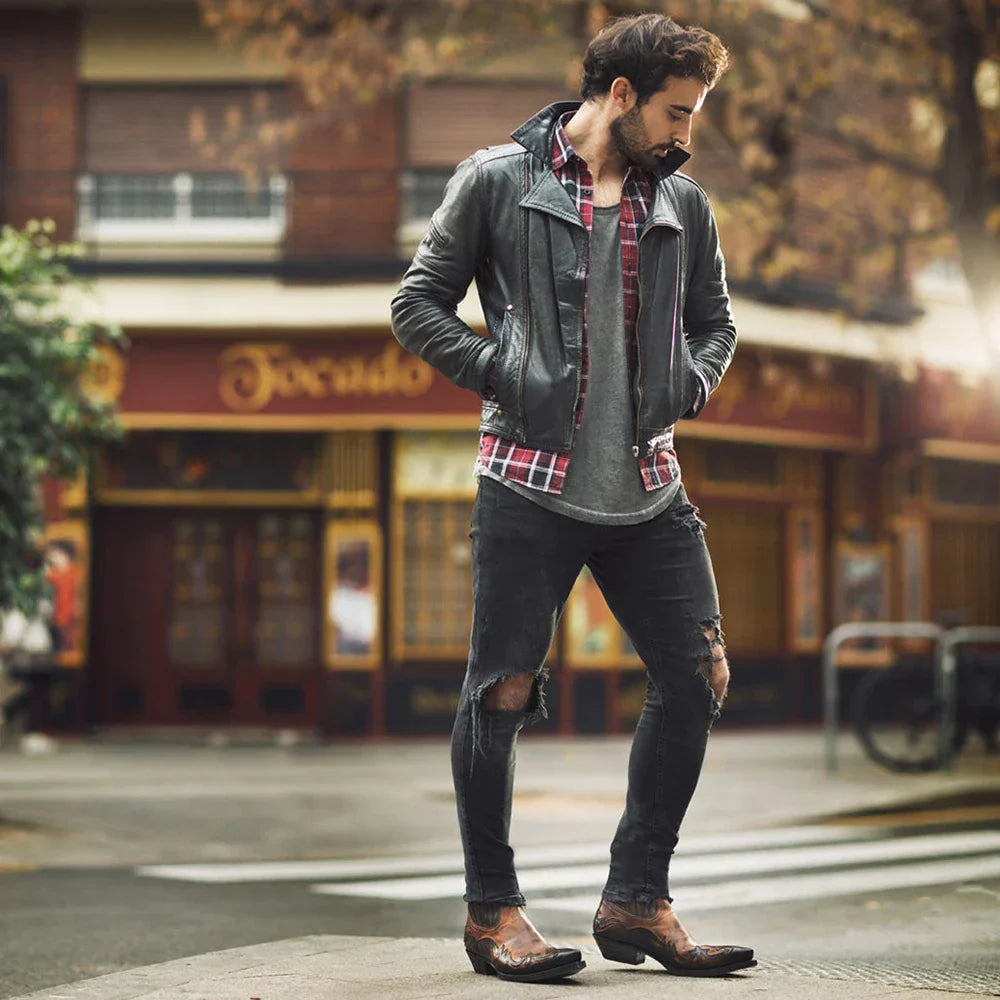 Bottes Domitille pour femme à style western, broderies travaillées et talon haut audacieux pour un look intemporel.