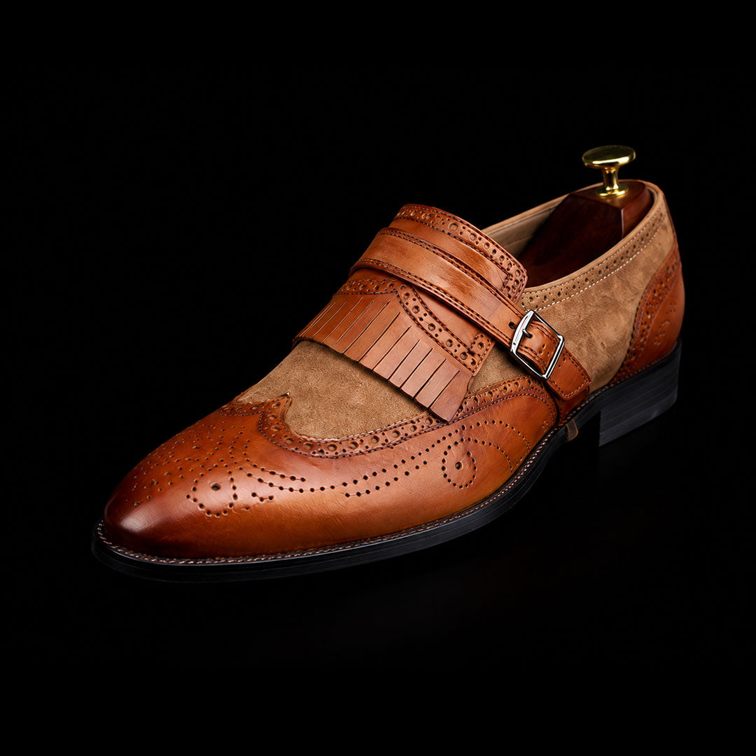 Herren-Schuhe aus Wildleder und Leder mit einfacher Schnalle und Quasten