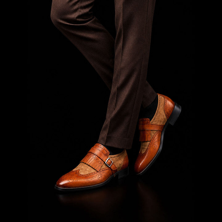 Herren-Schuhe aus Wildleder und Leder mit einfacher Schnalle und Quasten