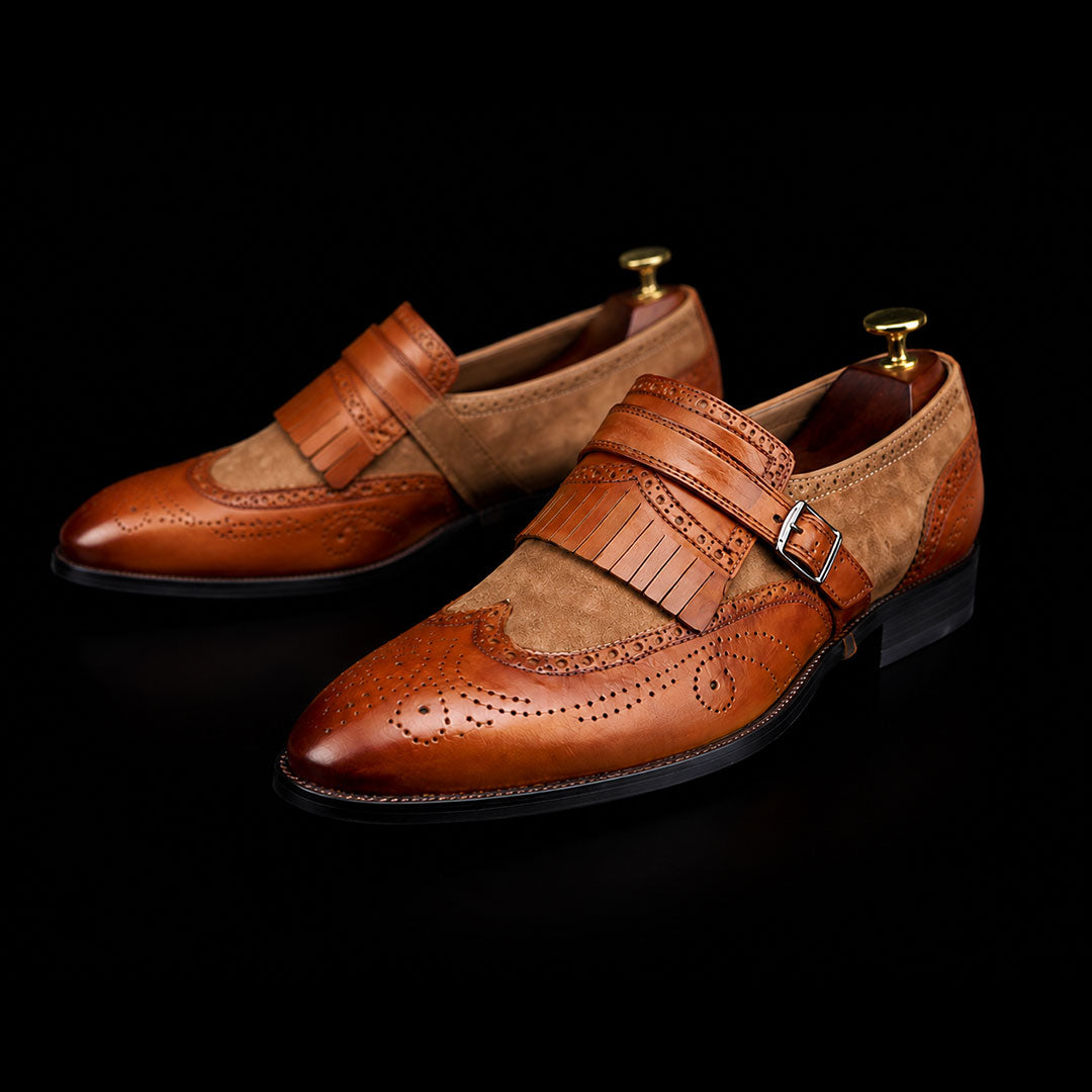 Herren-Schuhe aus Wildleder und Leder mit einfacher Schnalle und Quasten