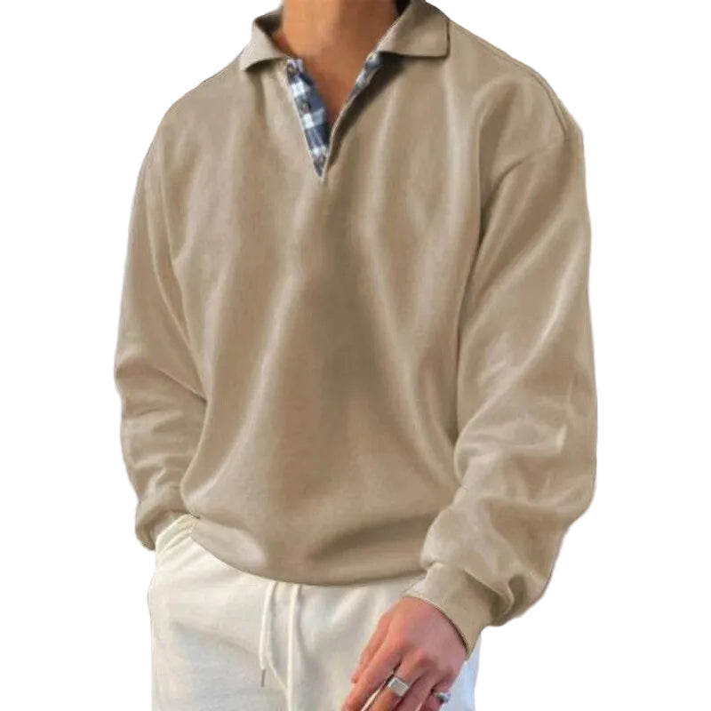 Pull d’été homme Michel moderne, haut beige à col polo avec détail intérieur à carreaux, manches longues et coupe décontractée, porté avec pantalon clair dans un style casual.