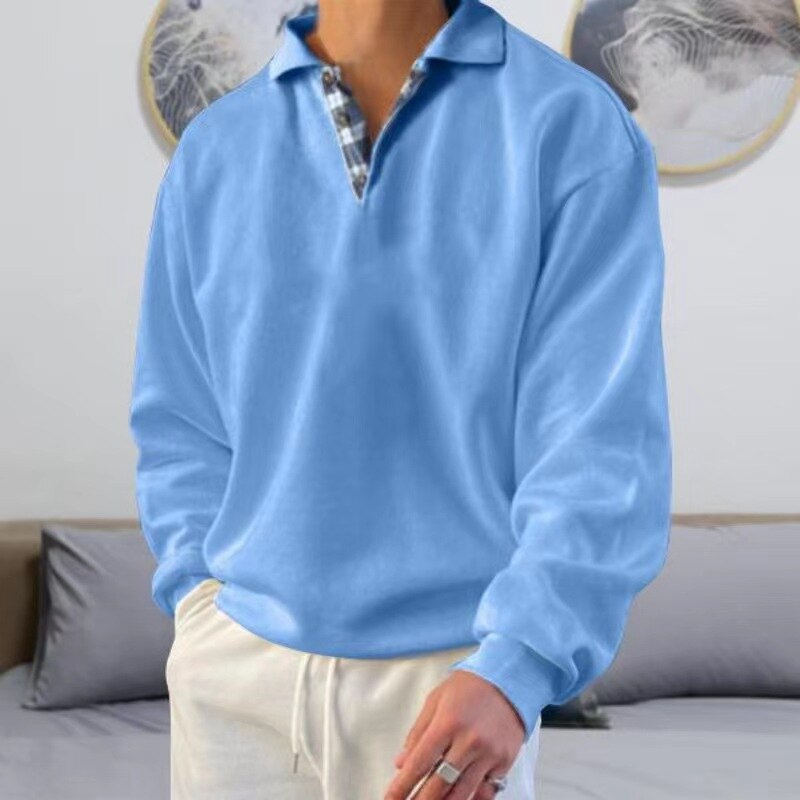 Pull d’été homme Michel moderne, haut bleu clair à col polo avec détail intérieur à carreaux, manches longues et coupe décontractée, porté avec pantalon clair pour un look casual.