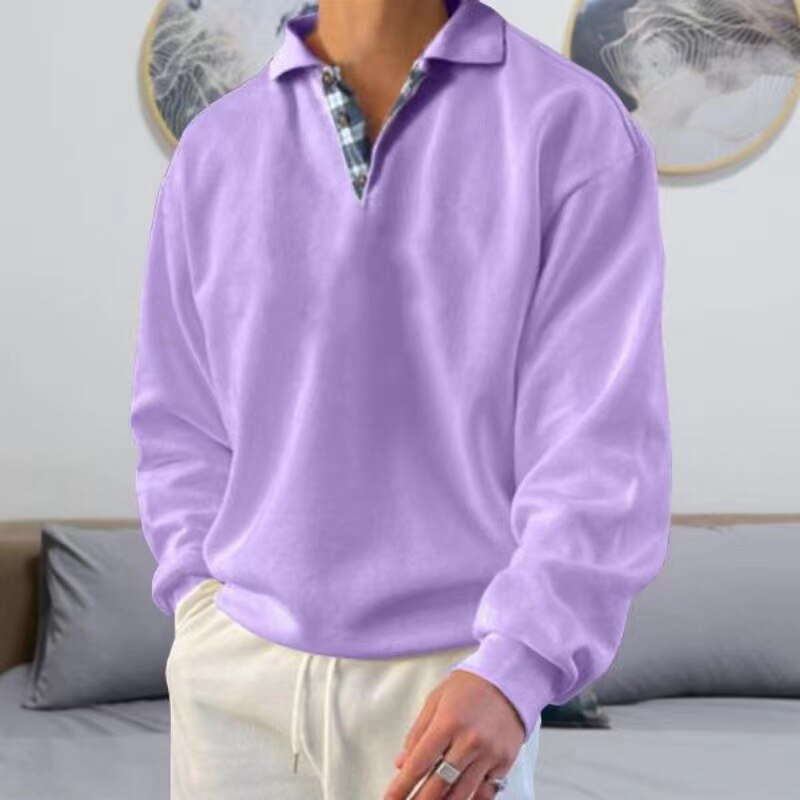 Pull d’été homme Michel moderne, haut violet clair à col polo avec détail intérieur à carreaux, manches longues et coupe décontractée, porté avec pantalon clair pour un look casual.