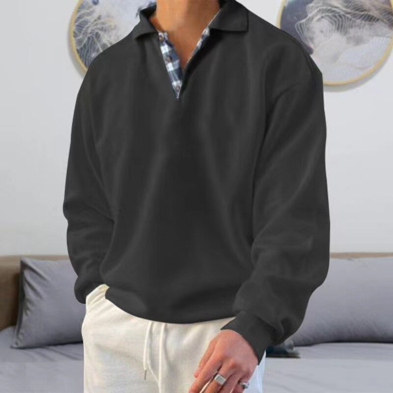 Pull d’été homme Michel moderne, haut noir à col polo avec détail intérieur à carreaux, manches longues et coupe décontractée, porté avec pantalon clair pour un style casual chic.