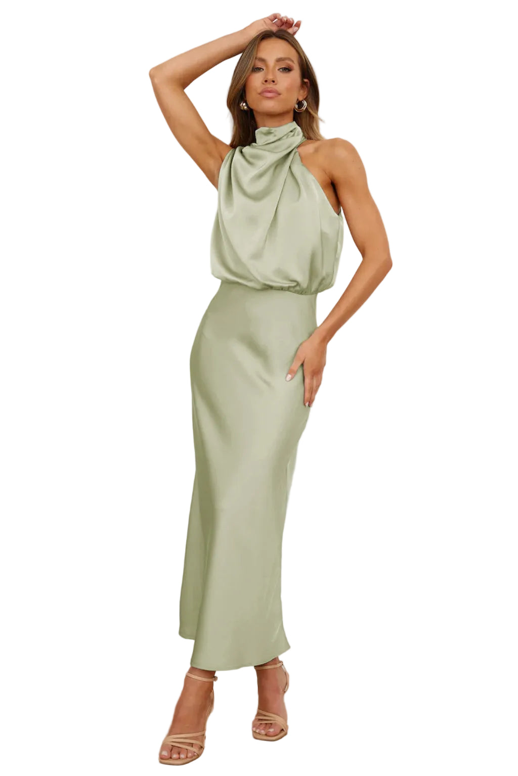 Cette robe satinée vert pâle combine élégance et confort. Son décolleté raffiné et sa coupe fluide créent une silhouette sophistiquée, parfaite pour des événements formels ou des soirées spéciales.