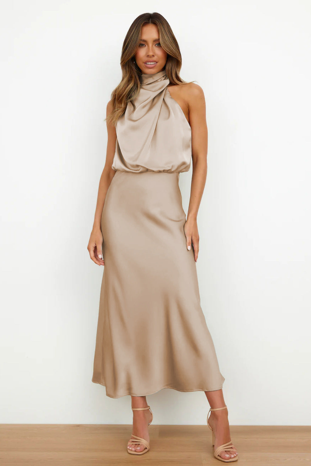 Cette robe beige en satin offre une coupe fluide et élégante avec un décolleté raffiné. Parfaite pour des occasions spéciales, elle allie sophistication et confort dans une teinte douce et chic.