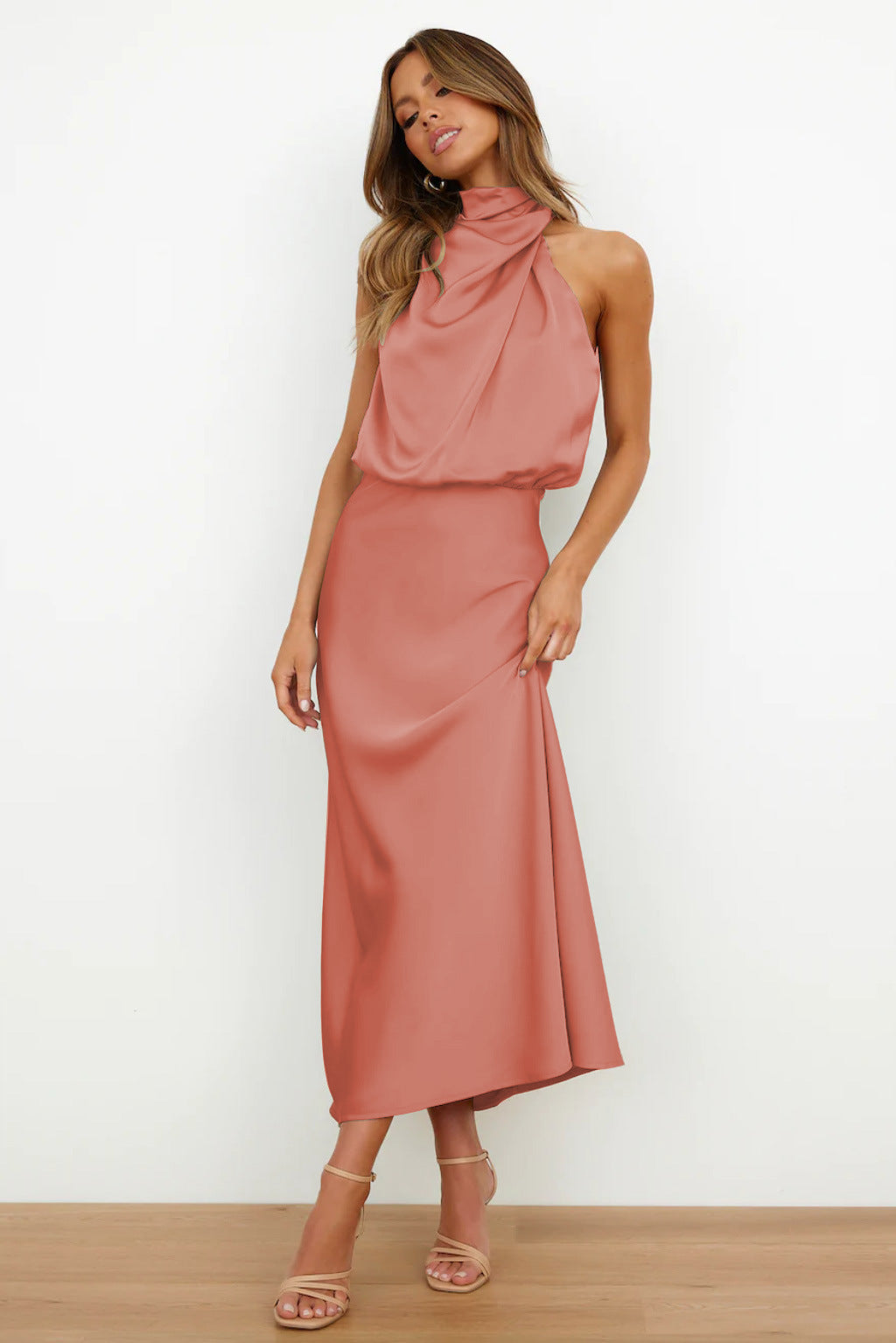 Cette robe en satin délicat met en valeur la silhouette avec son design fluide et élégant. Son décolleté raffiné et sa teinte rose poudré en font une pièce parfaite pour les événements chic et les soirées élégantes.