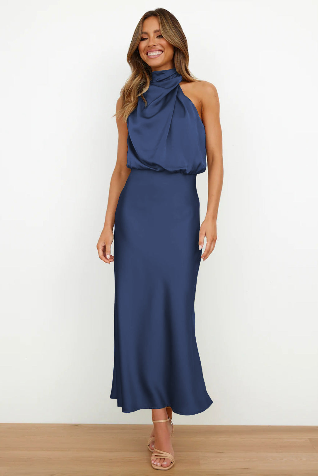 Cette robe en satin sublime la silhouette avec sa coupe fluide et élégante. Son décolleté sophistiqué et sa teinte bleu marine en font un choix parfait pour des occasions spéciales et des soirées chics.