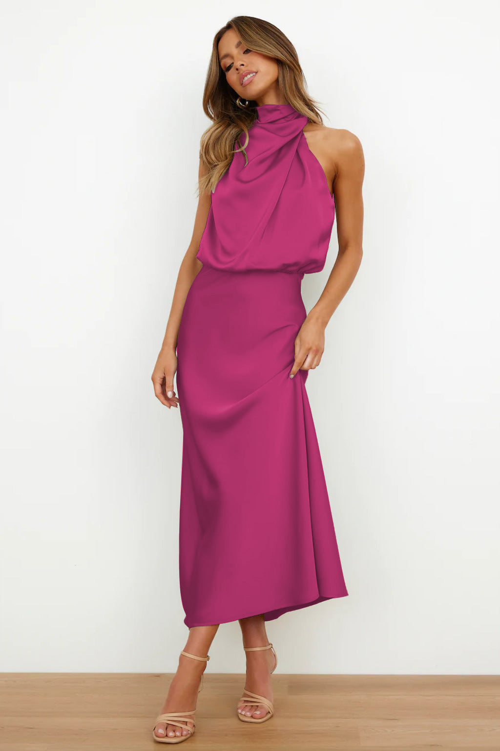Elégante et fluide, cette robe en satin met en valeur la silhouette avec son décolleté raffiné et sa coupe sophistiquée. Idéale pour les événements formels ou les soirées. Disponible en rose vibrant.