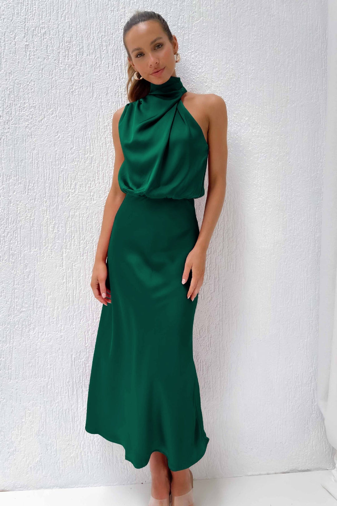 Elégante et fluide, cette robe sublime la silhouette avec son décolleté et sa coupe à la fois simple et sophistiquée, parfaite pour les occasions spéciales. Disponible en vert profond.