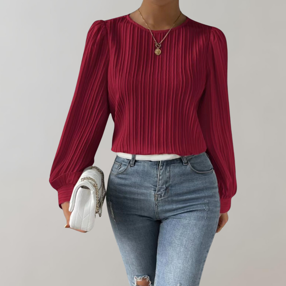 Haut à manches longues Mouna pour femme, au design élégant et tendance. Ce top à fines plis, dans une teinte rouge raffinée, offre une coupe moderne qui s'associe parfaitement avec un jean pour un look à la fois chic et décontracté.