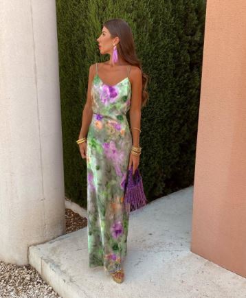 Robe maxi de soirée Moxie pour femme, fluide et élégante, à imprimé floral vert et violet avec fines bretelles. Style chic et tendance, idéale pour une tenue estivale raffinée lors d’événements ou soirées.