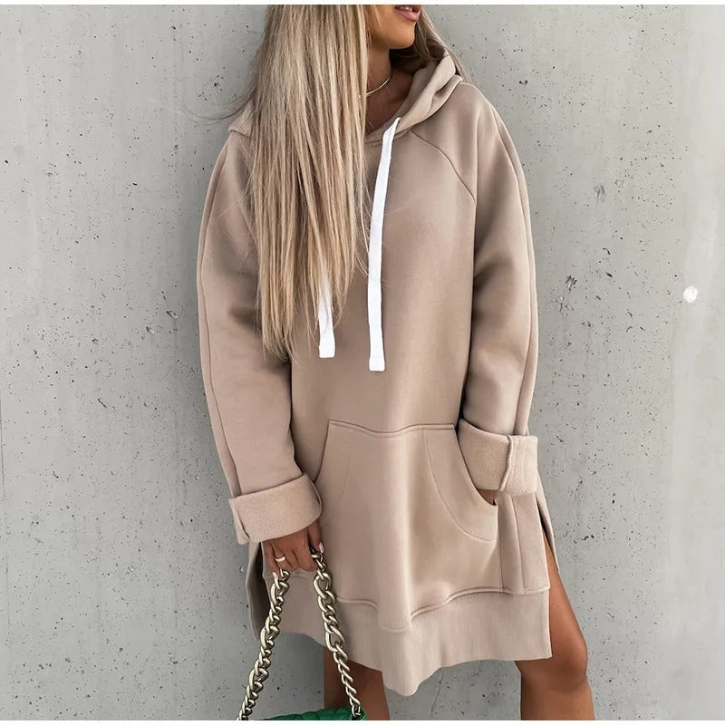 Sweat à capuche oversize beige porté en robe avec cordons blancs et grande poche, fente latérale, porté avec baskets vertes et sac vert à chaîne.